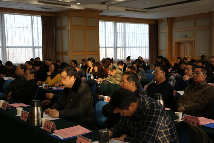 會議代表認真聽取大會報告