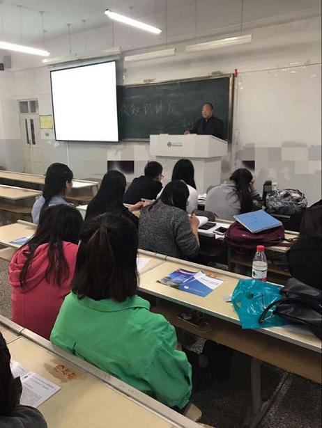 同學們在聽謝秘書長做活動動員